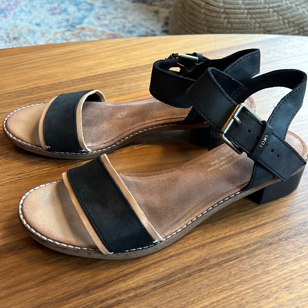 Toms sandals like new